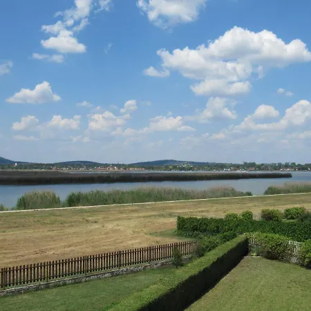 Vizkoezeli Nyaralo 6 Fo Reszere Velencen Vce-7 *