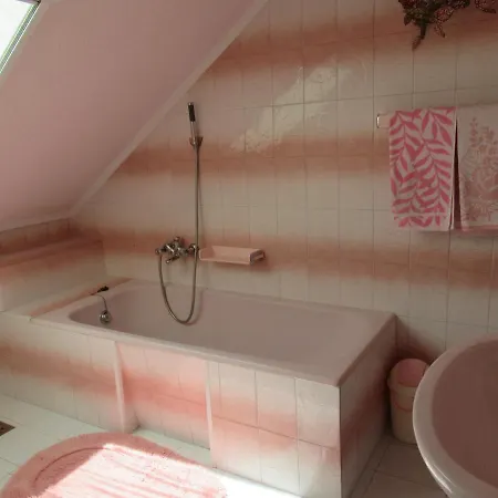 Holiday home Vizkoezeli Nyaralo 6 Fo Reszere Velencen Vce-7