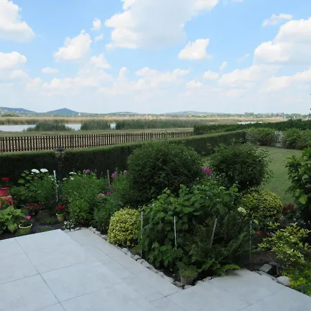 Holiday home Vizkoezeli Nyaralo 6 Fo Reszere Velencen Vce-7 *