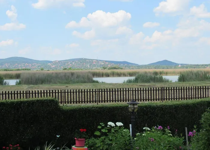 Дом отдыха Vizkoezeli Nyaralo 6 Fo Reszere Velencen Vce-7 Buhinpuszta