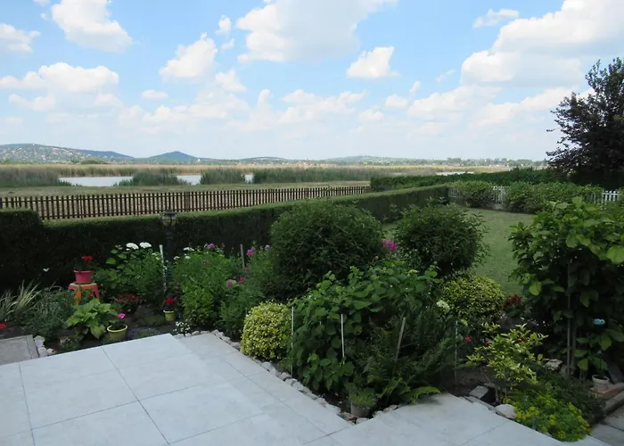 Дом отдыха Vizkoezeli Nyaralo 6 Fo Reszere Velencen Vce-7 *